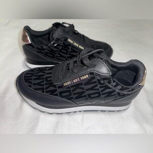 NWT DKNY JAHARI SNEAKERS BLACK SIZE 5.5 M